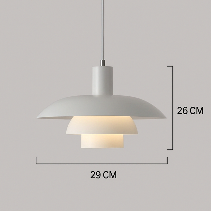Skandinavisk taklampa, ren design, perfekt för modern matplats eller vardagsrum.