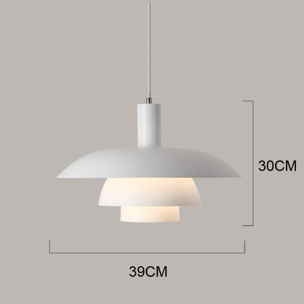 Hänglampa i metall, skandinavisk design, förhöjer hemmiljön med stil.