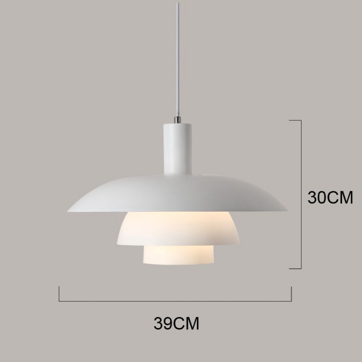 Hänglampa i metall, skandinavisk design, förhöjer hemmiljön med stil.