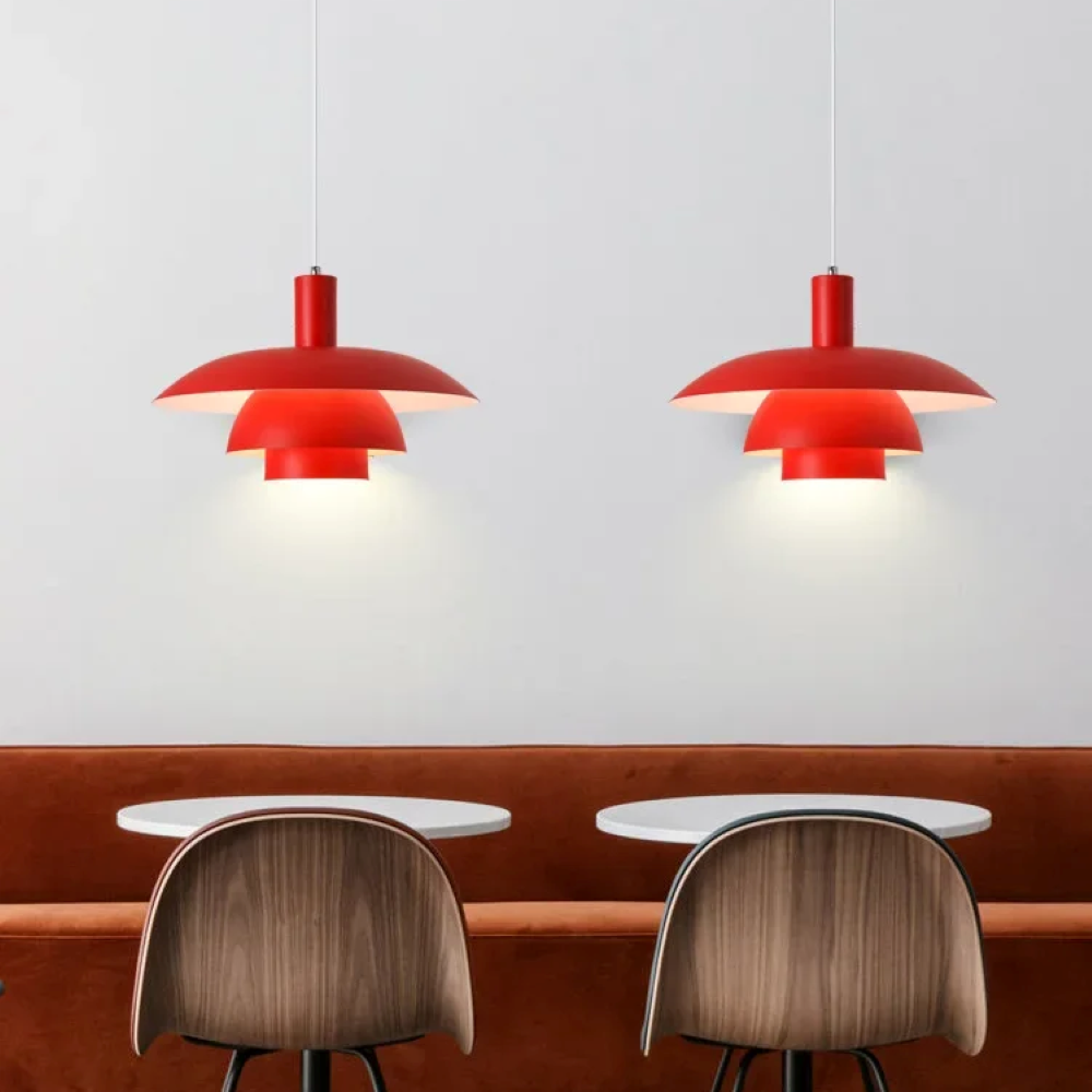Vit designpendellampa, modern LED-belysning skapar mysig atmosfär.