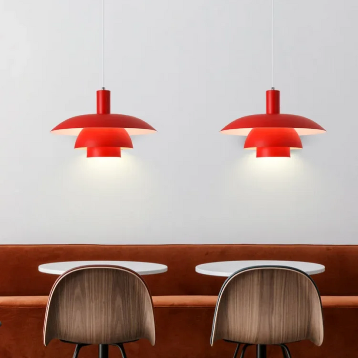 Vit designpendellampa, modern LED-belysning skapar mysig atmosfär.