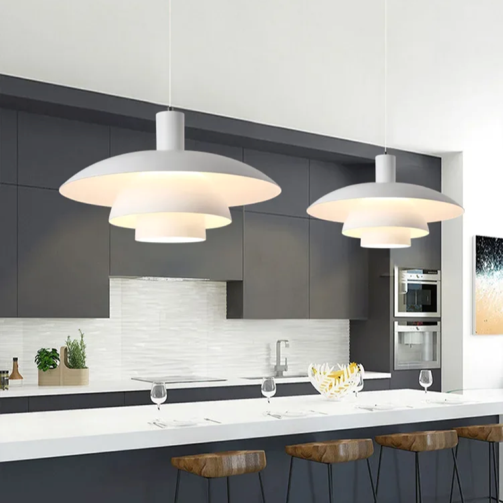 Hänglampa med minimalistisk skandinavisk design, idealisk för hemmiljö.