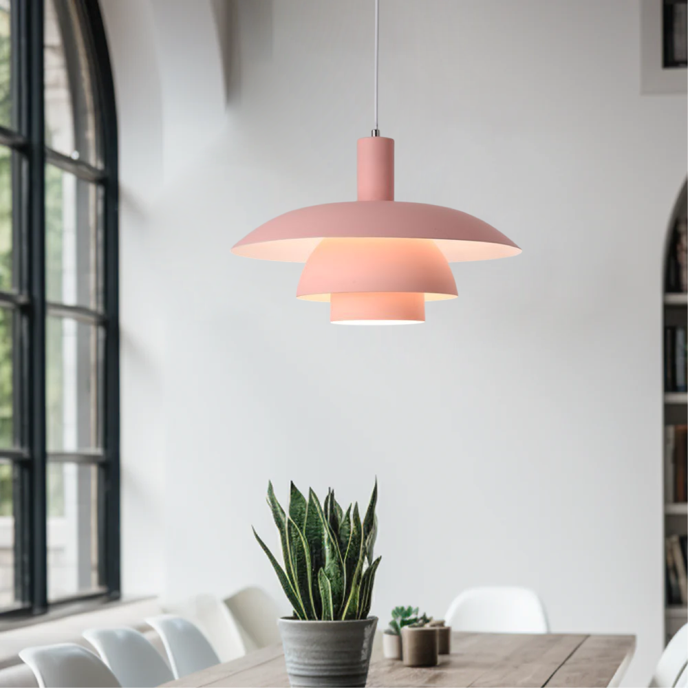 Elegant hänglampa, modern nordisk design för en inbjudande atmosfär.