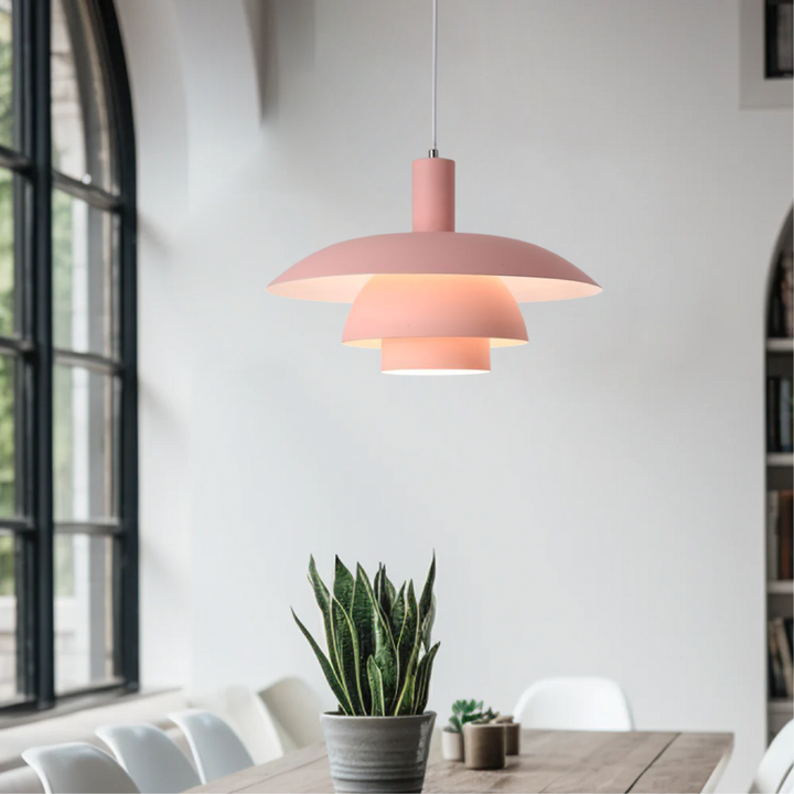 Elegant hänglampa, modern nordisk design för en inbjudande atmosfär.
