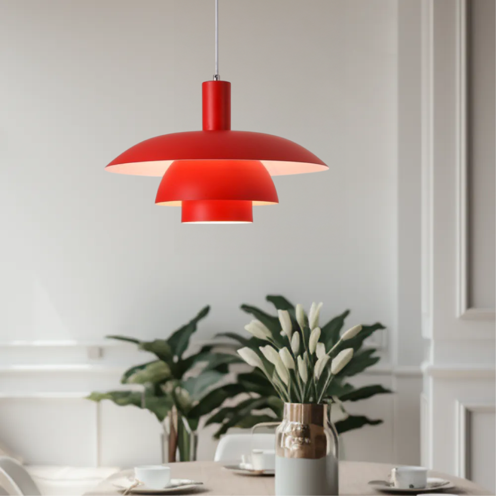 Minimalistisk pendellampa, vit finish, tidlös skandinavisk inredningsdetalj.