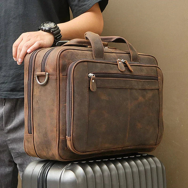 Modern och elegant datorväska, TechBag i skinn för laptops upp till 17 tum. Idealisk för pendling.