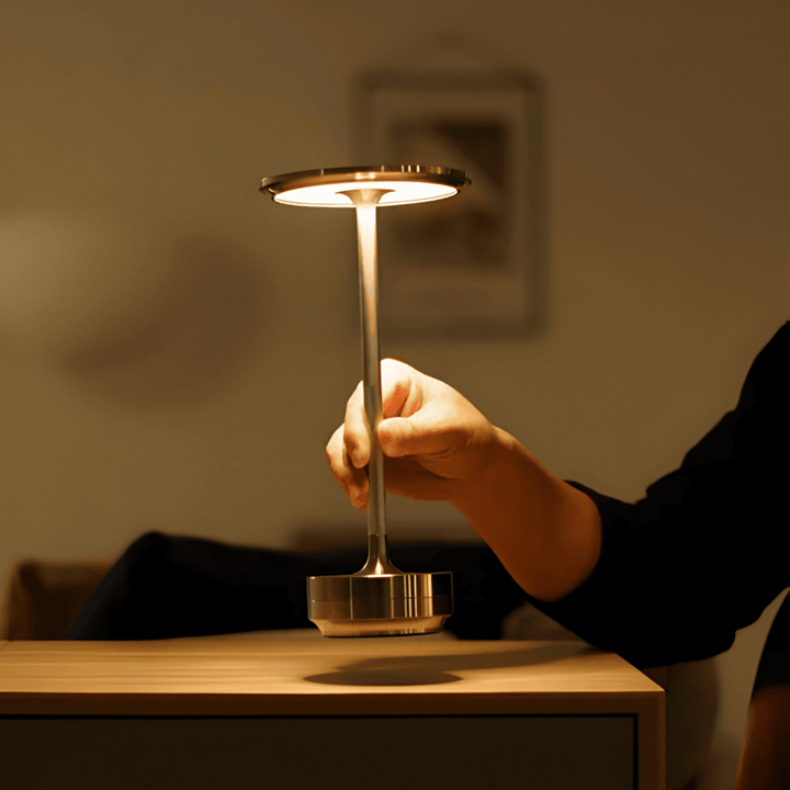 Elegant sladdlös bordslampa med LED, touchstyrd & USB-laddningsbar. Perfekt för heminredning.
