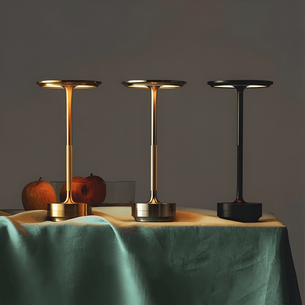 Vit sladdlös bordslampa, modern LED-belysning, touchstyrd & USB-laddningsbar för stilren heminredning.