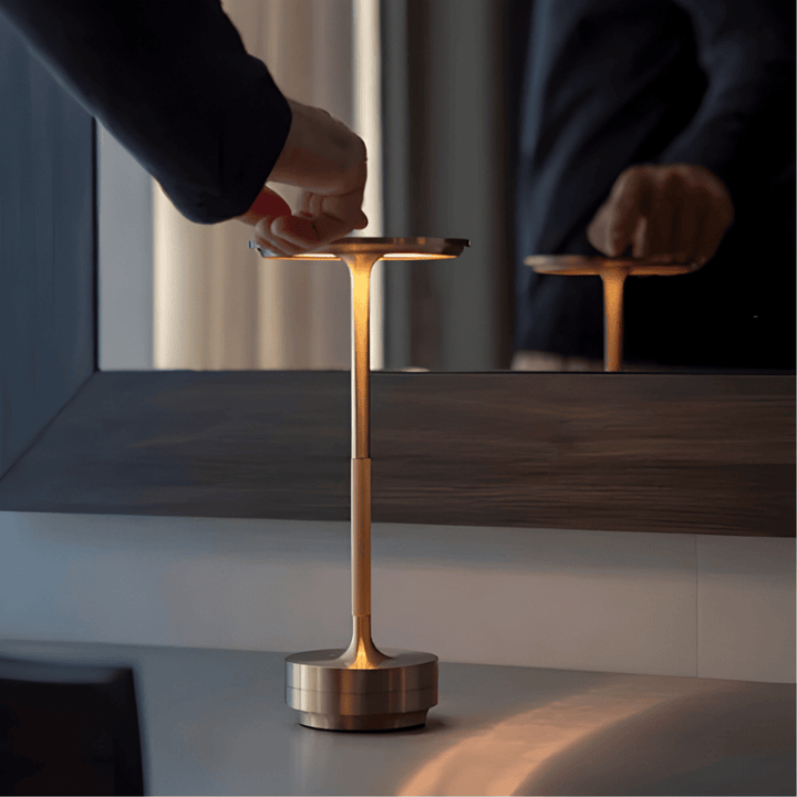Vacker sladdlös bordslampa i elegant design, USB-laddningsbar touchlampa med LED för hemmet.