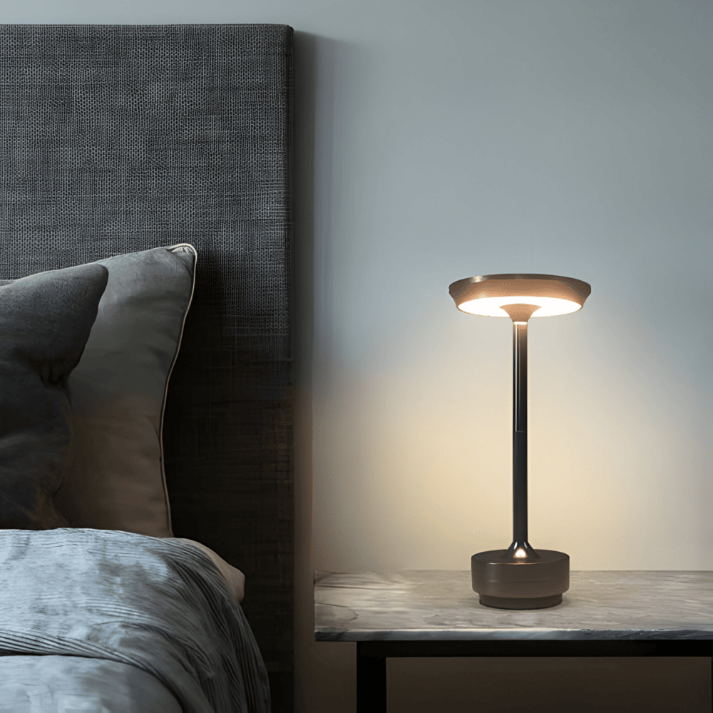 Elegant bordslampa, sladdlös LED-design, touchstyrd med USB-laddning. Idealisk för stämningsbelysning.