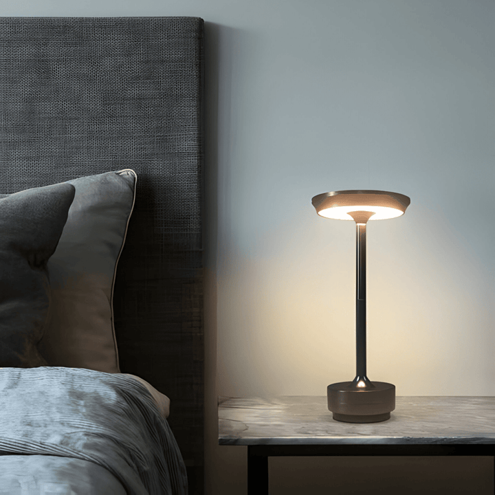 Elegant bordslampa, sladdlös LED-design, touchstyrd med USB-laddning. Idealisk för stämningsbelysning.
