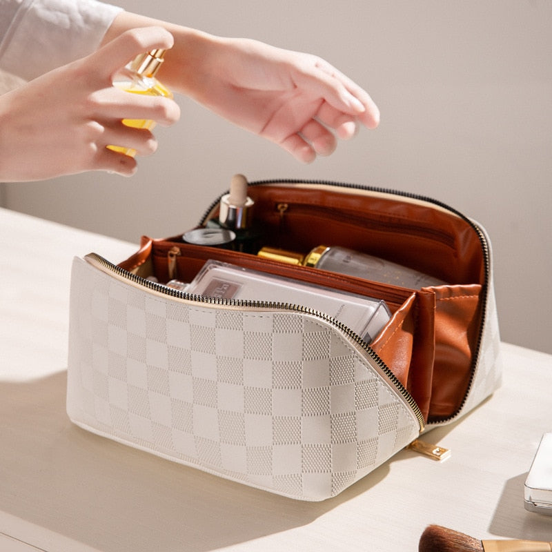 Elegant sminkväska i PU-läder med fack för kosmetik. Perfekt för organisation och förvaring.