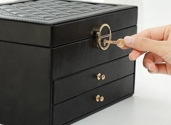 Dekorativ smyckesask för inredningen, läder och stilren design som en lyxig detalj.