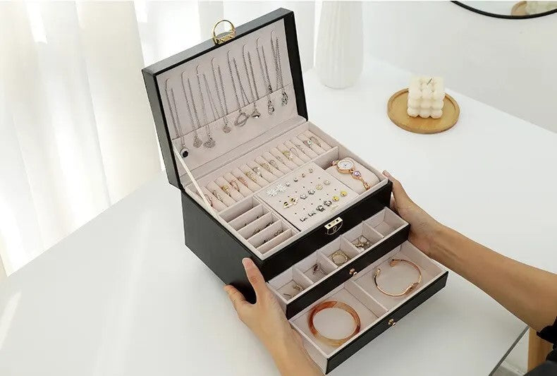 Elegant smyckesorganiserare i veganskt läder, håller dina örhängen och armband sorterade.