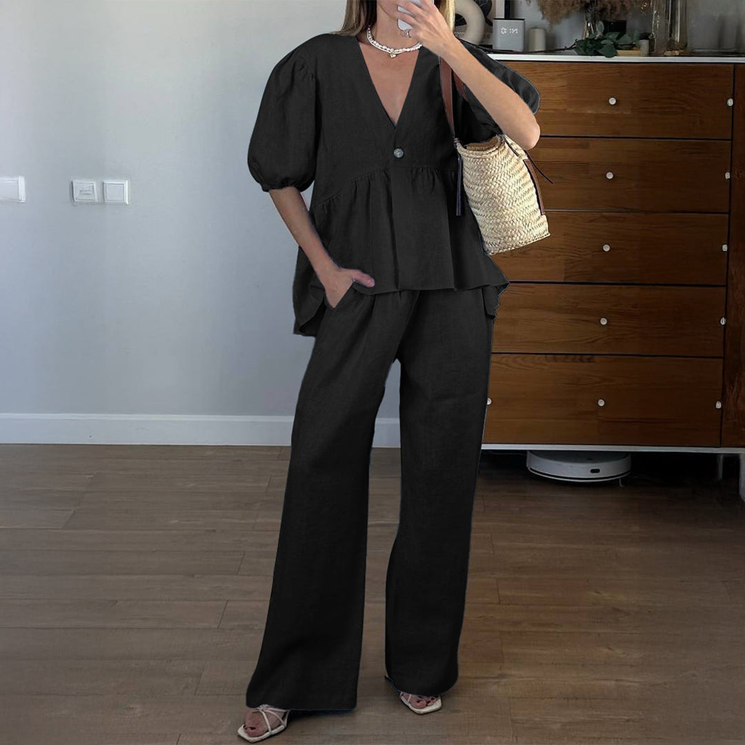 Trendig topp med puffärmar från elegant damset. Perfekt för sommaroutfit, kan matchas med vida byxor eller kjol.