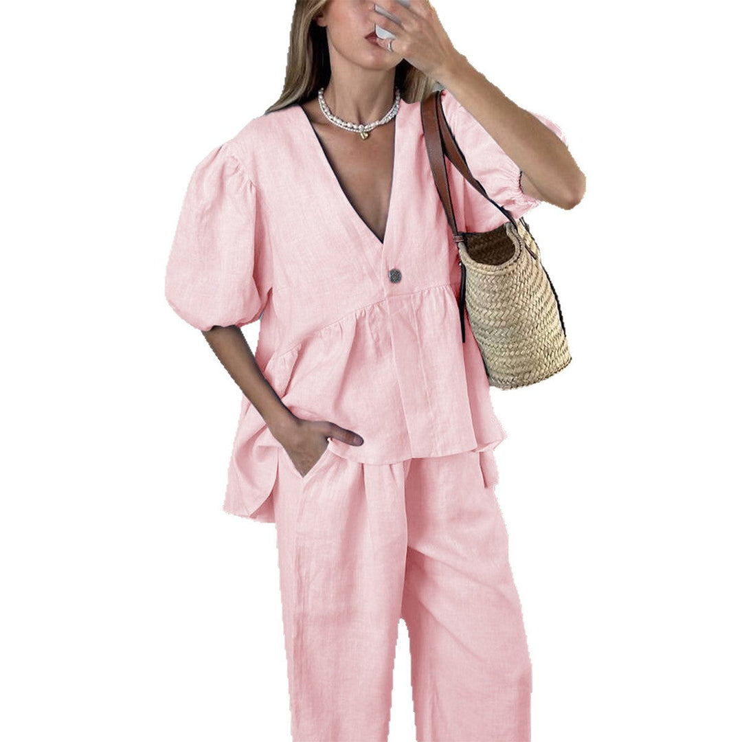 Stilrent tvillingdelat damset: Lätt puffärmad topp & flödande vida byxor. En elegant sommaroutfit för kvinnor.