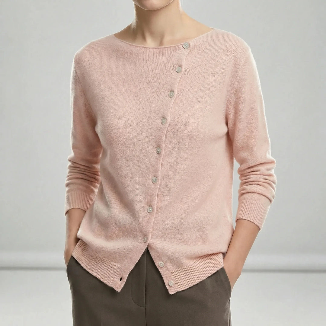 Elegant & bekväm stickad damtröja. Långärmad med fin knappdetalj & skön, figursydd passform.