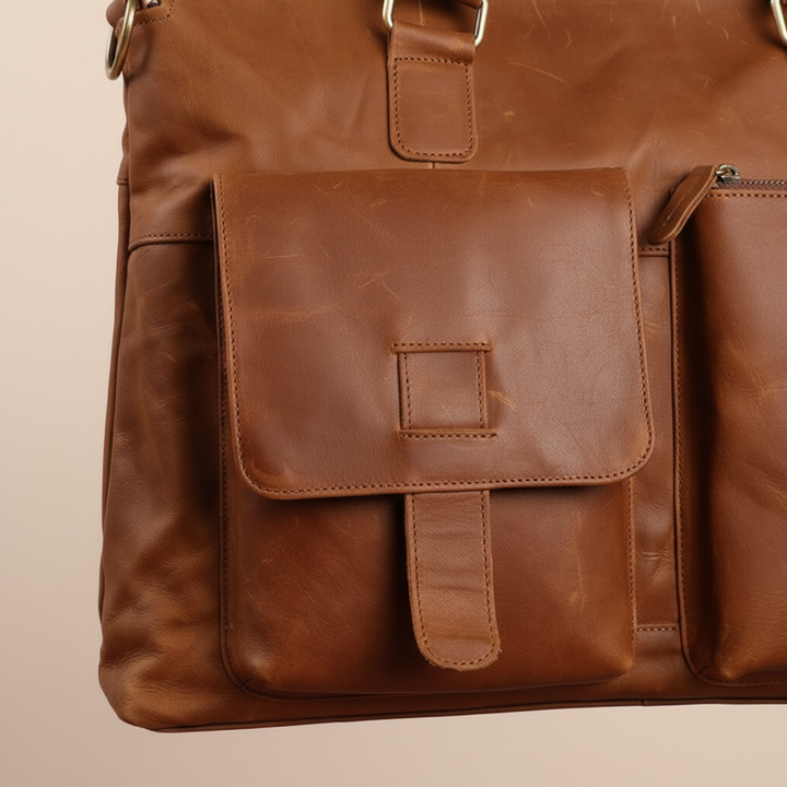 Chokladbrun laptopväska i läder. Stor och elegant herrväska, perfekt som kontorsaccessoar och axelväska.