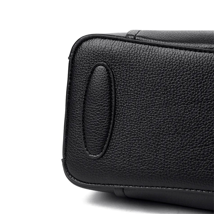 Svart axelremsväska, elegant design med smarta innerfickor. Mångsidig damaccessoar.