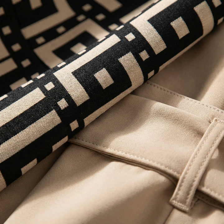 Klassisk tailored byxdress för kvinnor. Chic Ava heldräkt med hög midja & lösa ben. Stilren & bekväm.