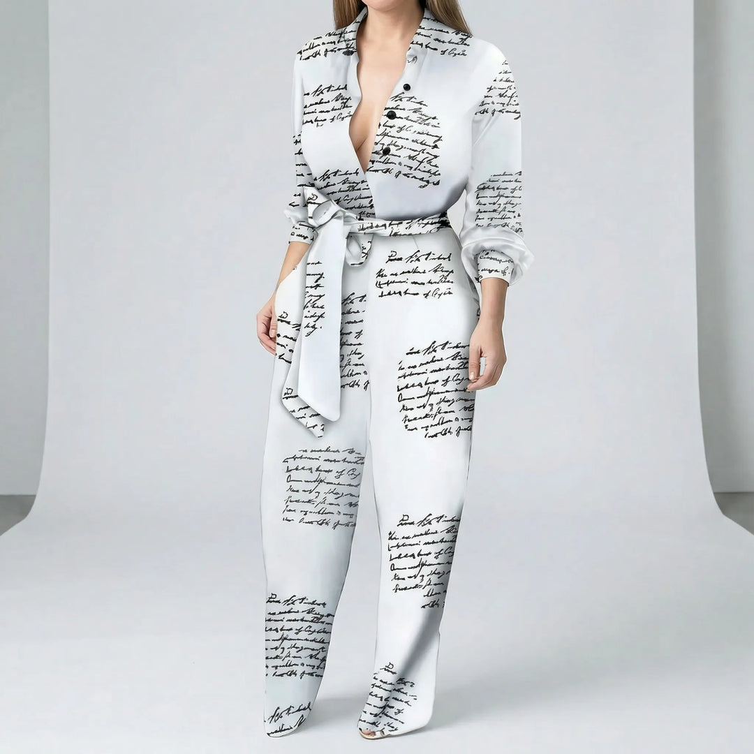 Stilren byxdress Ava i svart med hög midja & vida ben, en elegant one-piece för våren & sommaren.
