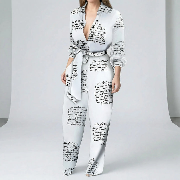 Stilren byxdress Ava i svart med hög midja & vida ben, en elegant one-piece för våren & sommaren.