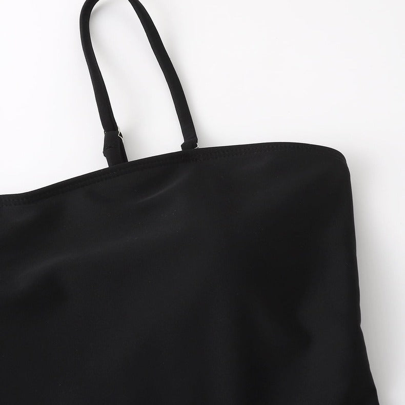 Snygg sida på dambaddräkt med kjol, perfekt för en bekväm och elegant sommarlook vid vattnet.