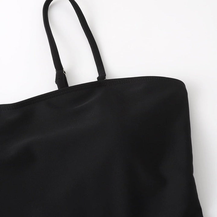 Snygg sida på dambaddräkt med kjol, perfekt för en bekväm och elegant sommarlook vid vattnet.