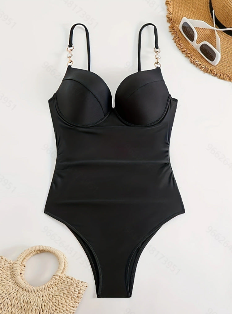 Bekväm svart dams baddräkt, elegant och figurformande för pool och strand. Snabbtorkande simkläder för sommar.