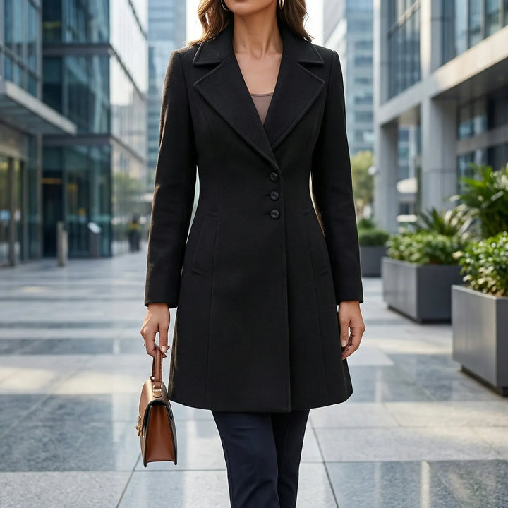 Elegant svart figursydd damlångkappa Caitlin. Perfekt för kontor & vardagsstil.