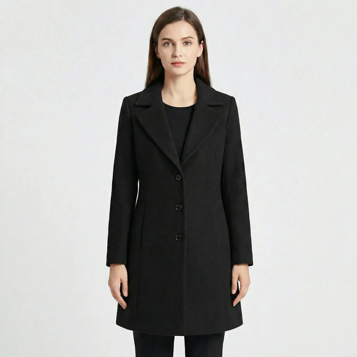Elegant svart figursydd damkappa Caitlin, idealisk för kontoret eller finare vardag.