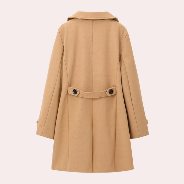Detaljbild av elegant herrpeacoat, fokus på krage och knappar. Klassisk varm vinterjacka för män.