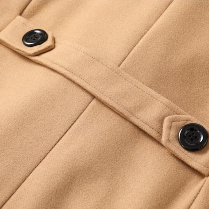 Herrarnas eleganta vinterkappa, varmt ytterplagg i klassisk peacoat-stil. Höstkappa för stilmedvetna män.