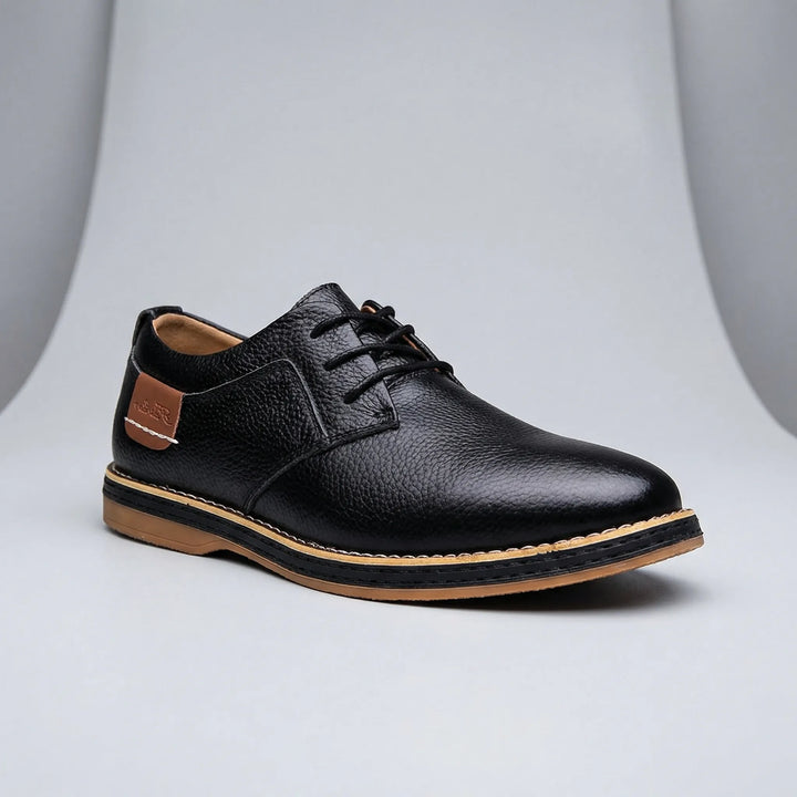 Mångsidig lågklackad herrsko Devin i svart läderlook, elegant för både vardag och fest.