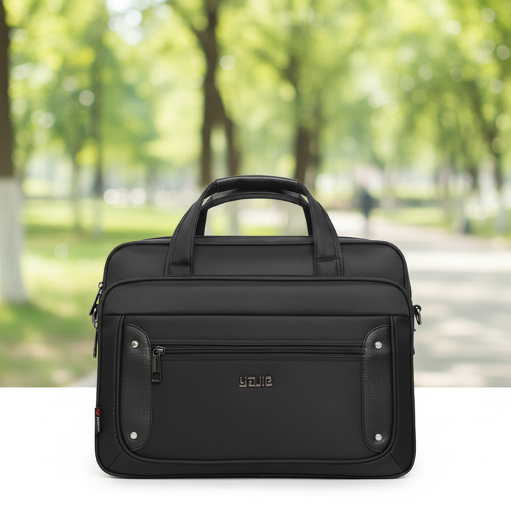 Elegant svart laptopväska för professionellt bruk, skyddar datorn under arbetsresor och möten.