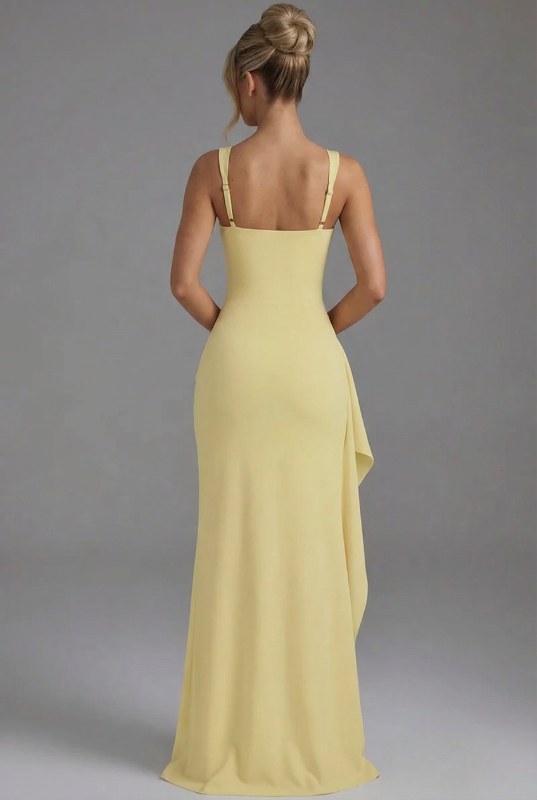 Aftonklänning i bodycon-modell med fyrkantig hals och hög slits, elegant för formella tillfällen.