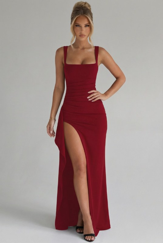 Chic damklänning, lång bodycon modell med smickrande slits & fyrkantig hals, idealisk för kvällen.