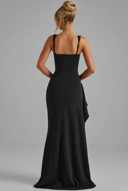 Svart maxiklänning, bodycon stil med fyrkantig hals och benhög slits, idealisk som kvällsklänning.