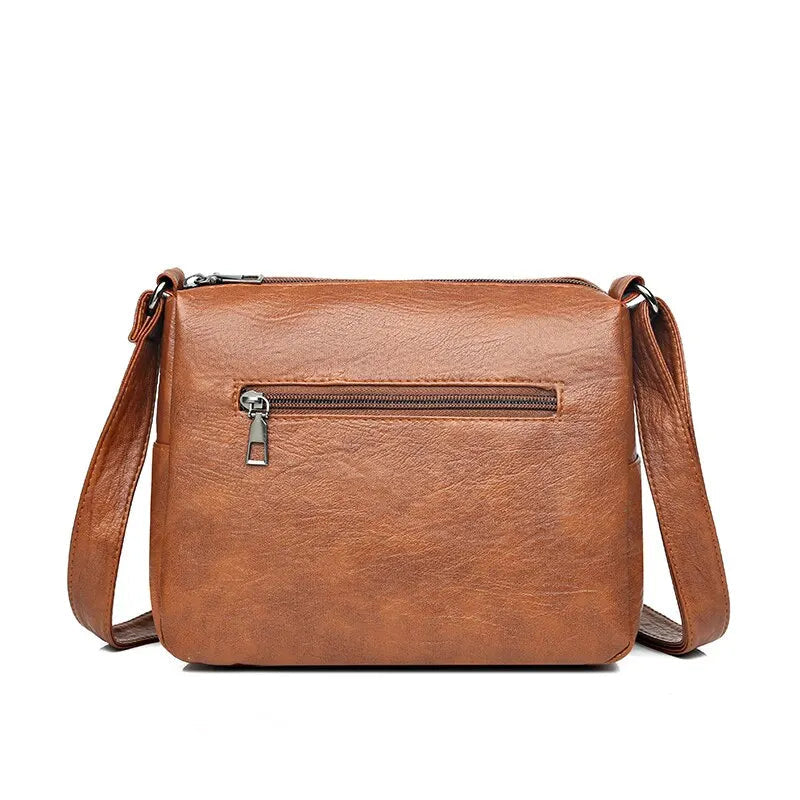 Överblick elegant brun damväska i messenger-stil. Stilren accessoar, rymlig och bekväm för vardagsbruk.