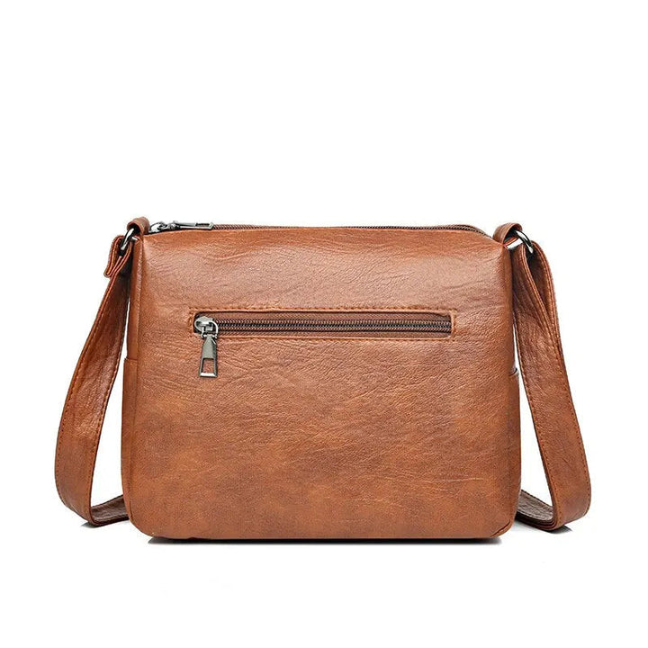 Överblick elegant brun damväska i messenger-stil. Stilren accessoar, rymlig och bekväm för vardagsbruk.