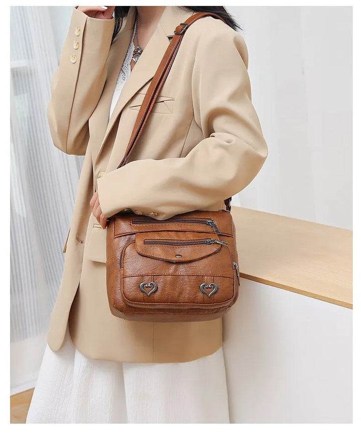 Elegant brun axelremsväska för kvinnor. Idealisk vardagsväska med justerbar rem, modern stil.