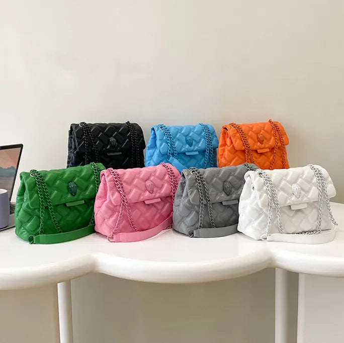 Elegant svart quiltad axelremsväska för dam, perfekt som lyxig modeaccessoar.