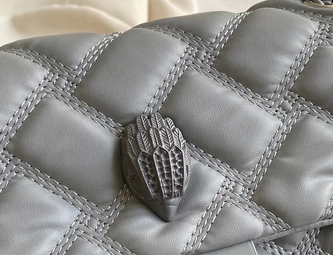 Elegant svart quiltad axelremsväska för dam, lyxig accessoar med stilren design.
