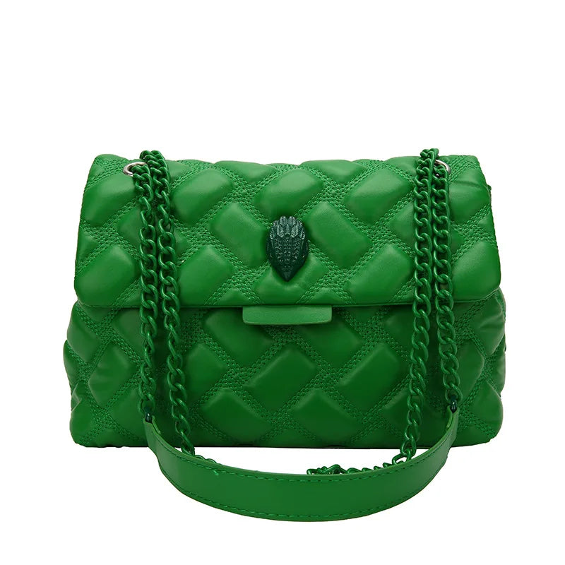 Quiltad handväska för kvinnor, svart och sofistikerad, idealisk för att bäras som clutch.