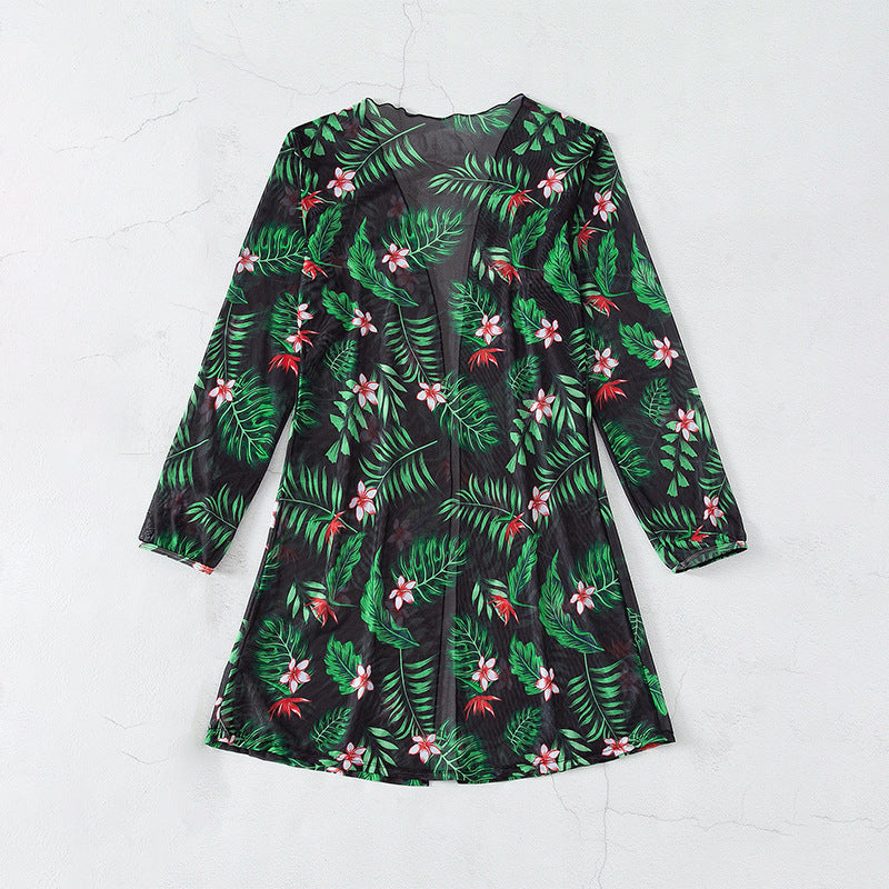 Blommig svart kimono, del av elegant dam-strandset. Stilrena strandkläder för sommar & semester.