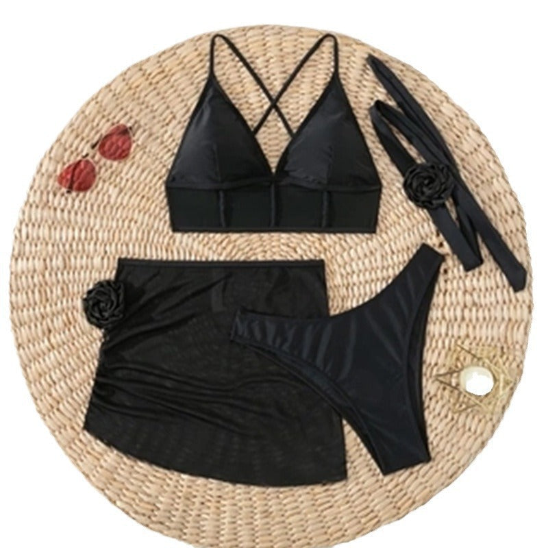 Transparent svart bralette-topp och minikjolset med spetsdetaljer, sensuellt och modernt.