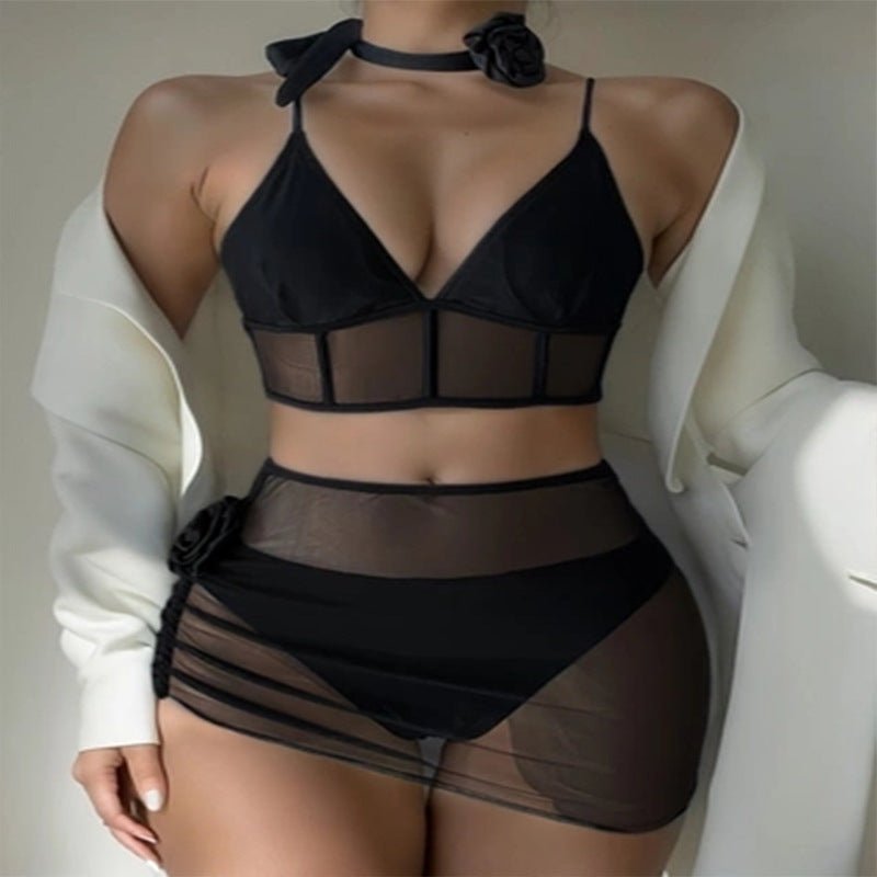 Sensuellt svart transparent damset i mesh och spets, med en vacker topp och matchande kjol.