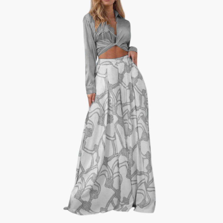Lila twistad croppad topp och matchande mönstrad maxikjol. Tvådelat set för elegant vardagsmode.
