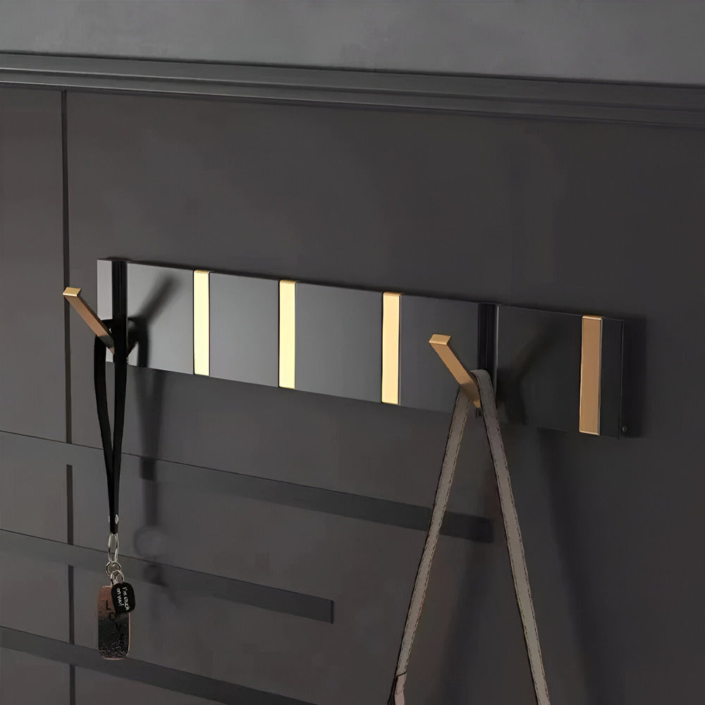 Platsbesparande vikbar kroklist i modern design, perfekt för klädförvaring i små utrymmen.
