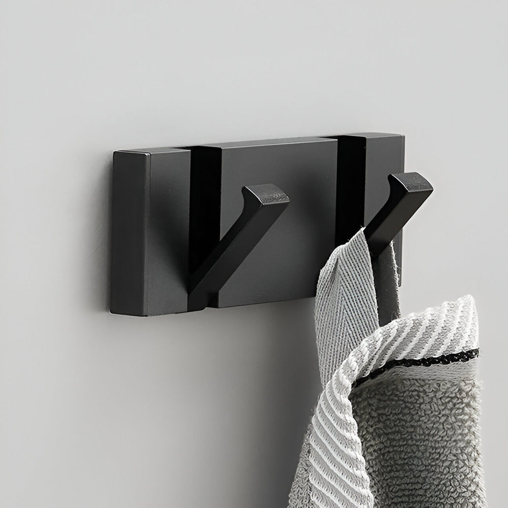 Hållbar klädhängare med flera krokar, vikbar design för flexibel och snygg organisering.